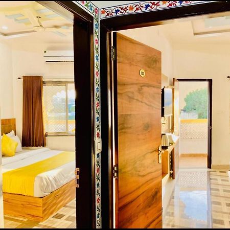 Vallabhgarh A Lake Facing Balcony Udaipur Bagian luar foto