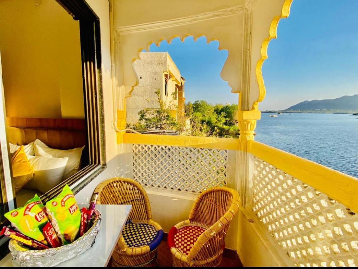 Vallabhgarh A Lake Facing Balcony Udaipur Bagian luar foto