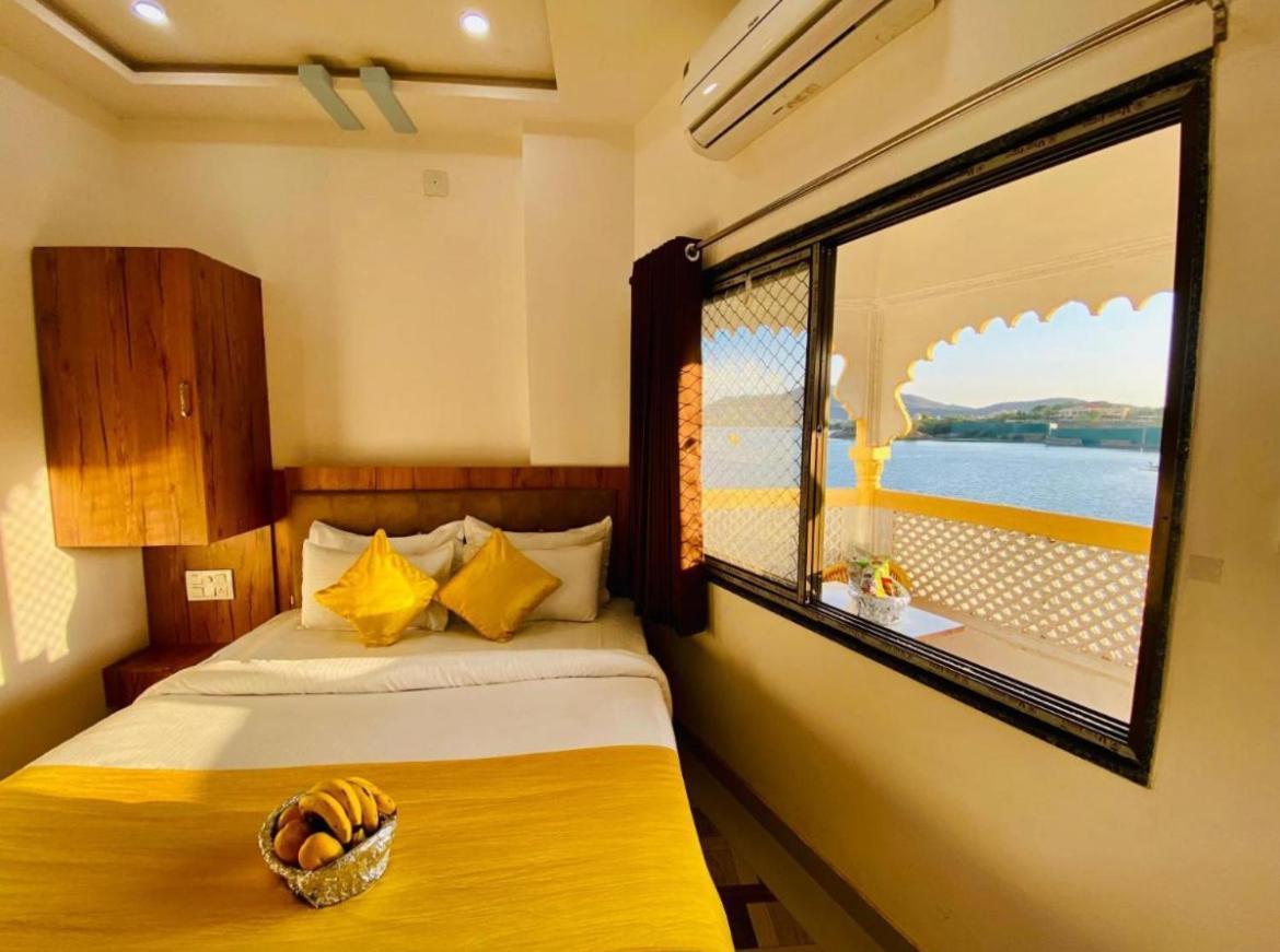 Vallabhgarh A Lake Facing Balcony Udaipur Bagian luar foto