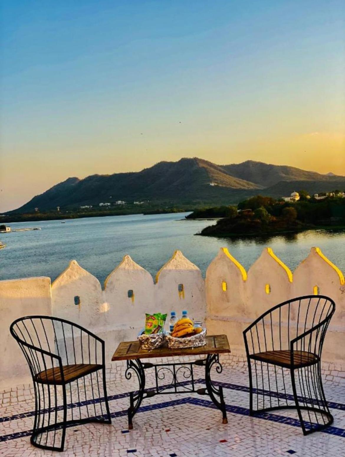 Vallabhgarh A Lake Facing Balcony Udaipur Bagian luar foto