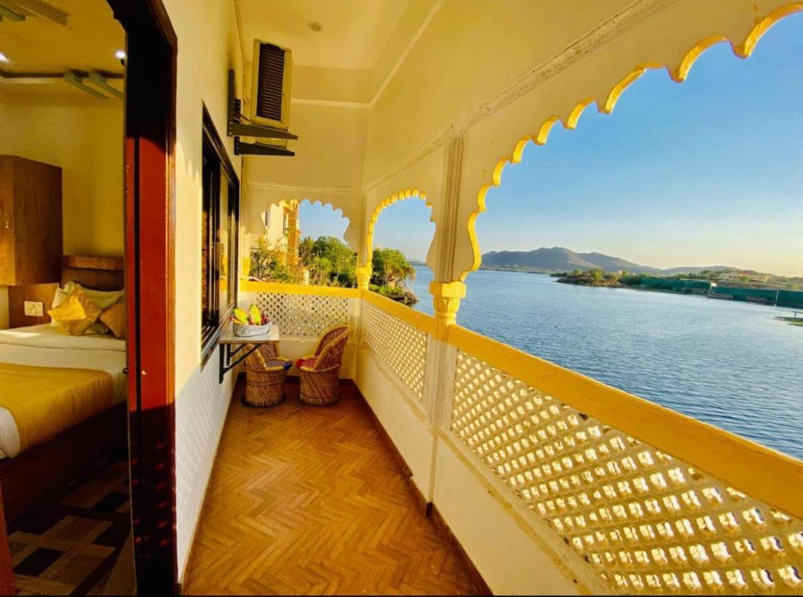 Vallabhgarh A Lake Facing Balcony Udaipur Bagian luar foto