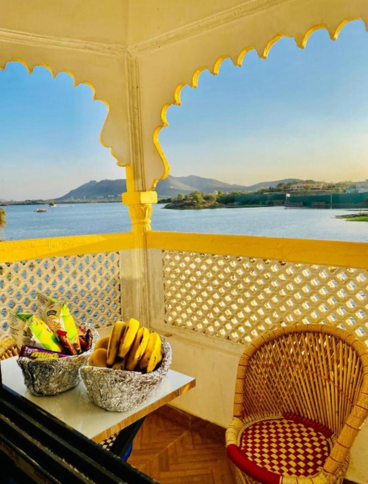 Vallabhgarh A Lake Facing Balcony Udaipur Bagian luar foto