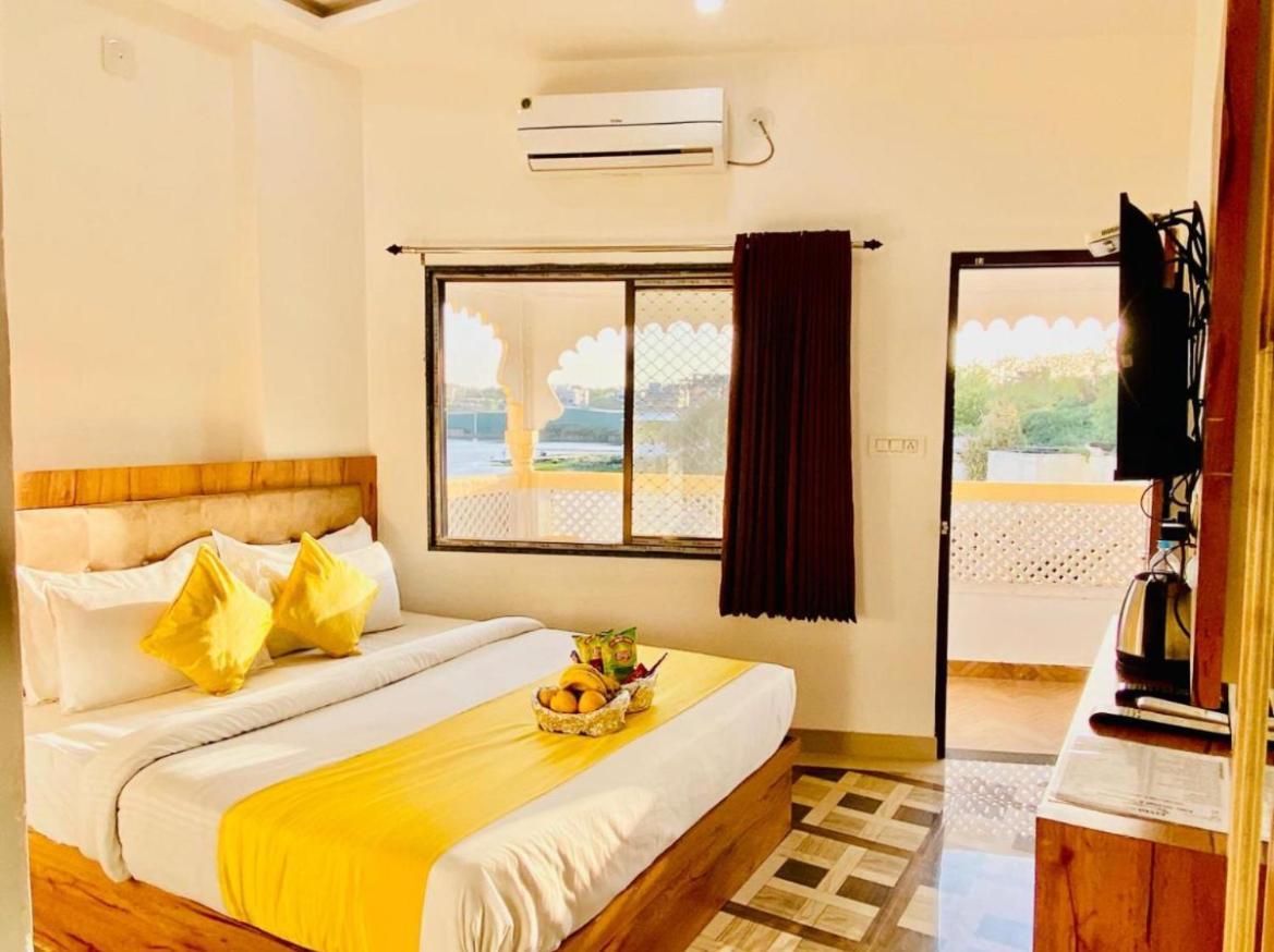 Vallabhgarh A Lake Facing Balcony Udaipur Bagian luar foto