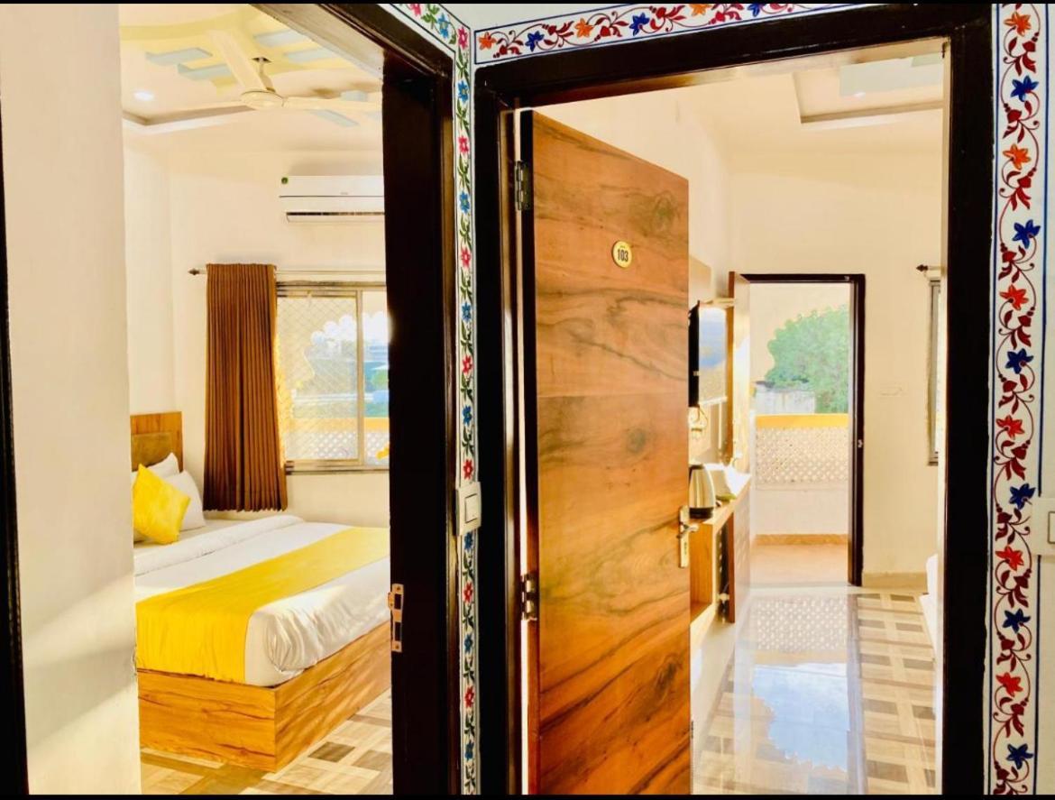 Vallabhgarh A Lake Facing Balcony Udaipur Bagian luar foto